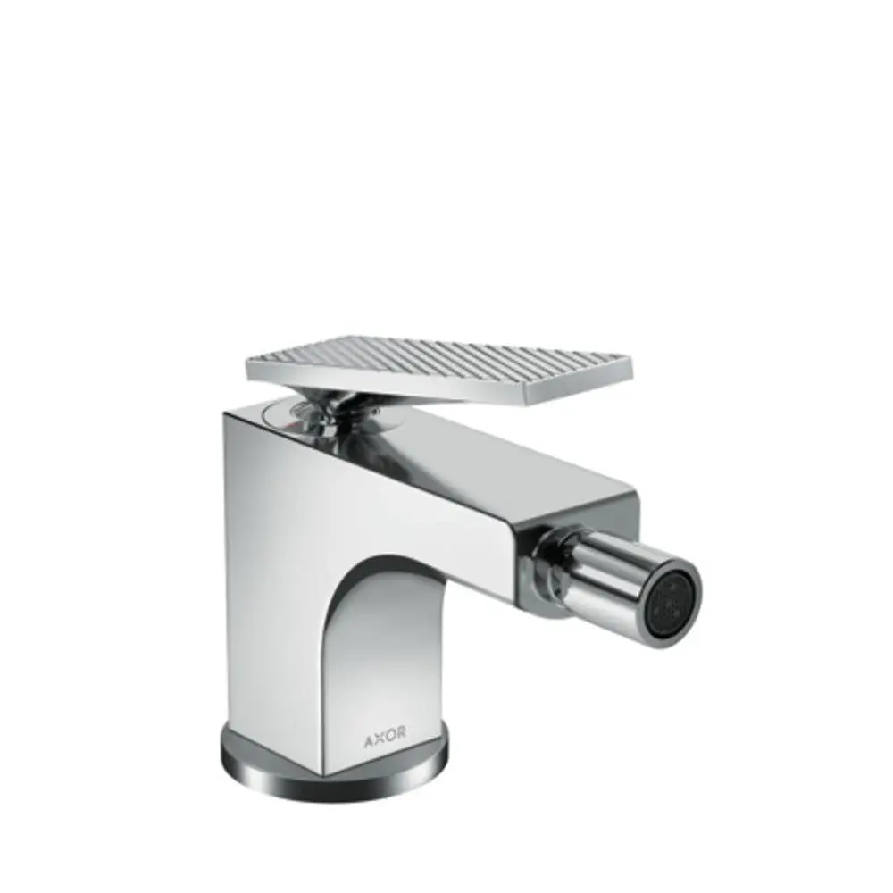 Bidetmischer von AXOR mit Hebelgriff und dekorativem Zugstangen-Ablauf, in chromfarbener Ausführung und markantem Design.